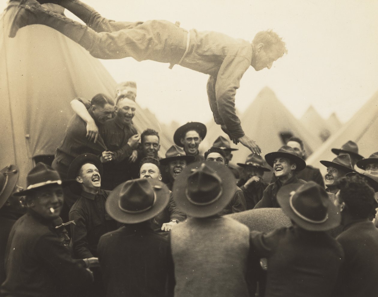 Ilmaan heitetty sotilas, 1917. tekijältä Lewis Wickes Hine