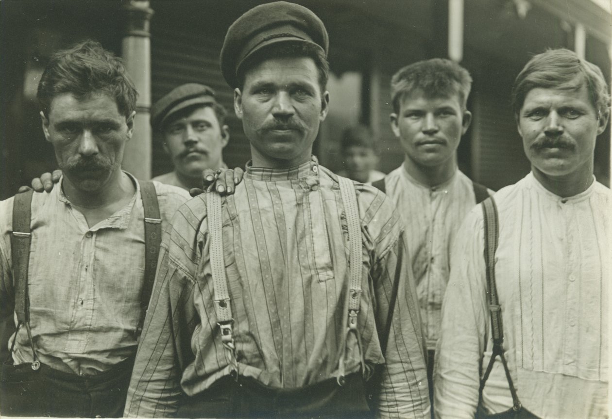 Steelworkers at Russian Boarding House, Homestead, Pennsylvania, 1907-8 (gelatiini hopeaprintti) tekijältä Lewis Wickes Hine