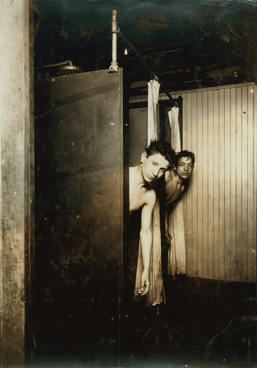 Lennätinpoikia suihkussa, Posti Puh. Co., Broadway, New York, 1910 tekijältä Lewis Wickes Hine