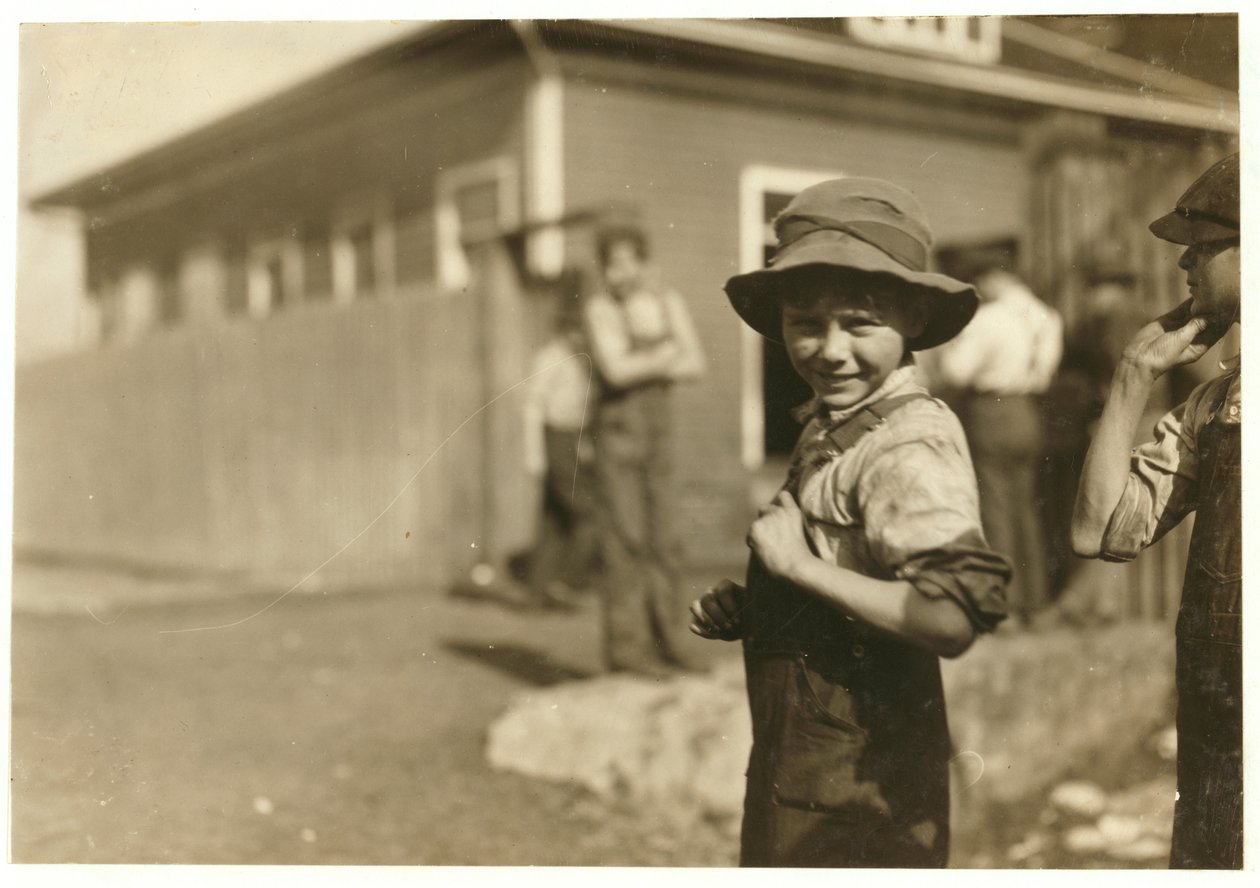 Kymmenenvuotias Charlie Foster, joka ei osaa lukea, vakituisessa työssä Merrimack Millsissa, Huntsvillessä, Alabamassa, 1913 tekijältä Lewis Wickes Hine