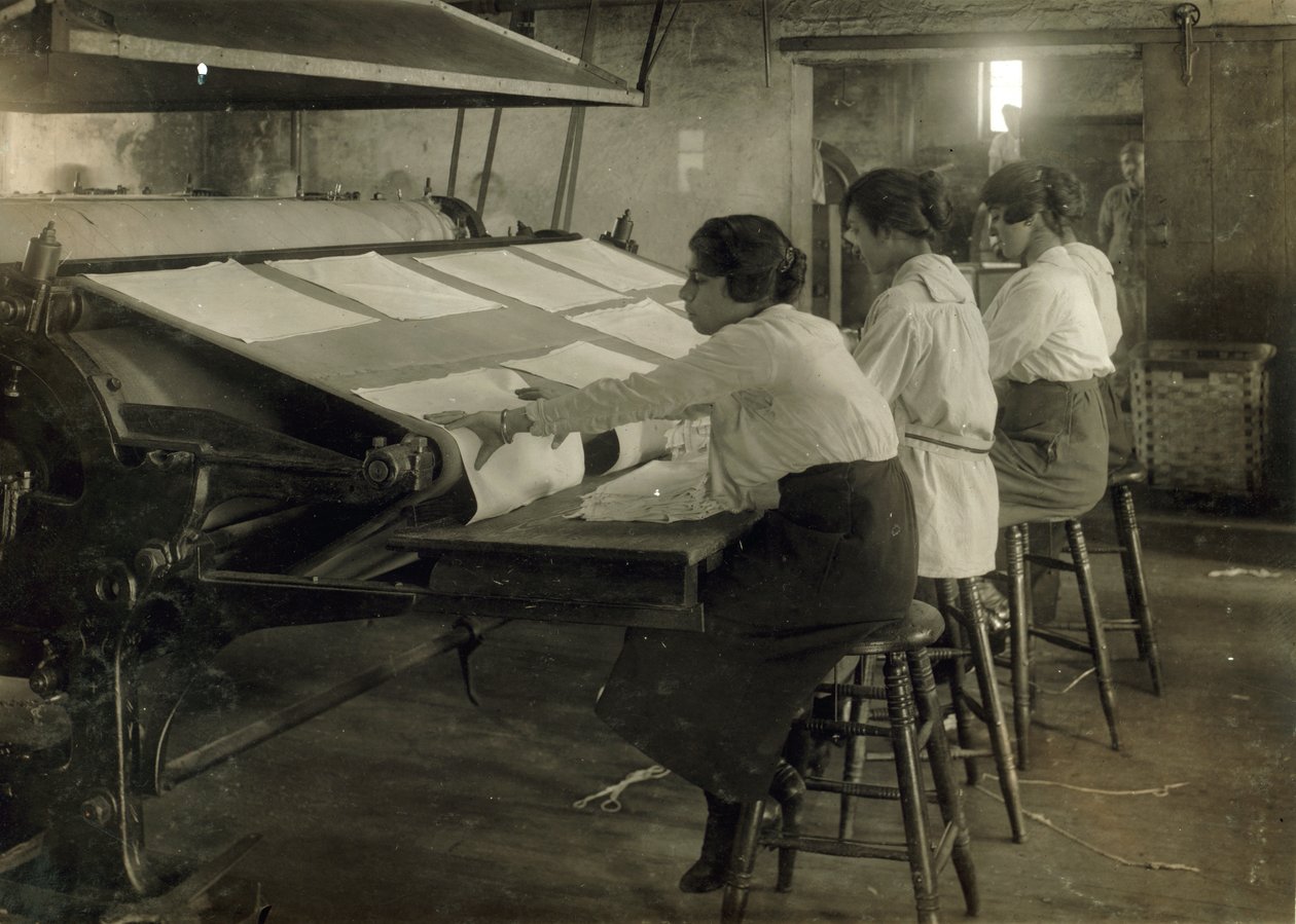 Kolme nuorta teinityttöä työskentelee Bonannon pesulassa, Bostonissa, Massachusettsissa. tekijältä Lewis Wickes Hine