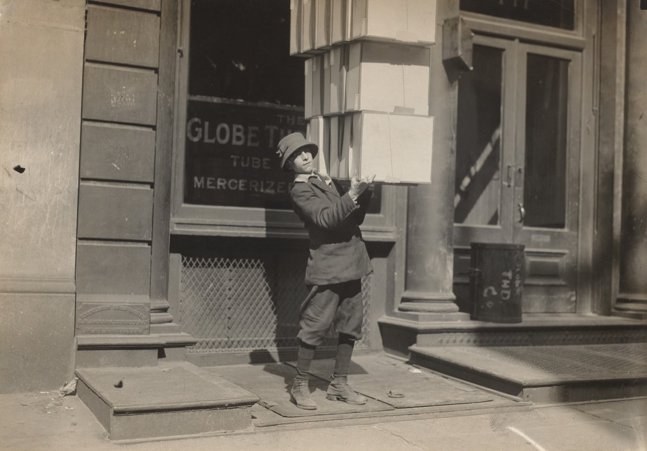 Vaunupoika tai häntäpoika avustamassa vaunun lastaamisessa, c. 1914. tekijältä Lewis Wickes Hine