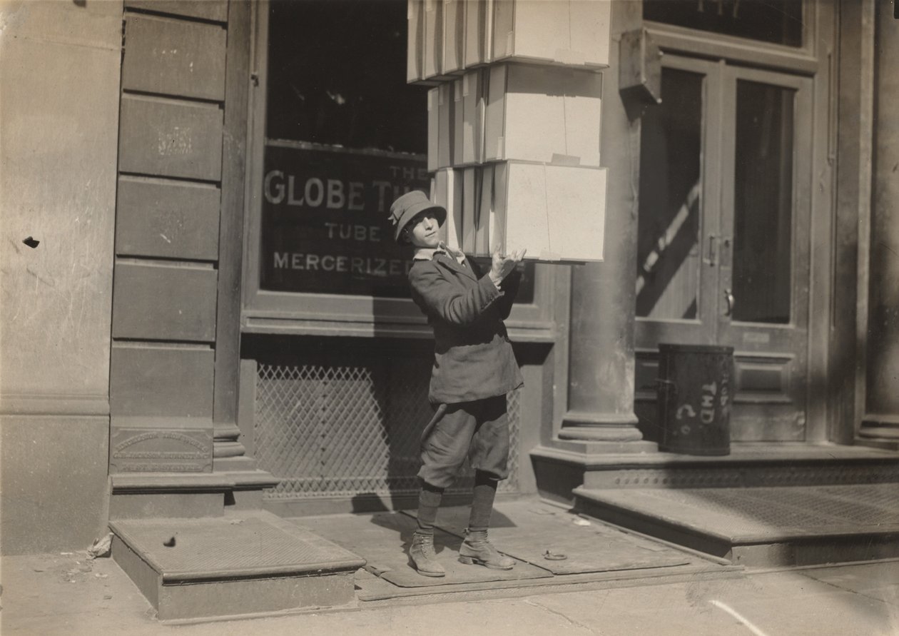 Vaunupoika tai "häntäpoika" auttamassa vaunujen lastaamisessa,c. 1914 (kuva) tekijältä Lewis Wickes Hine