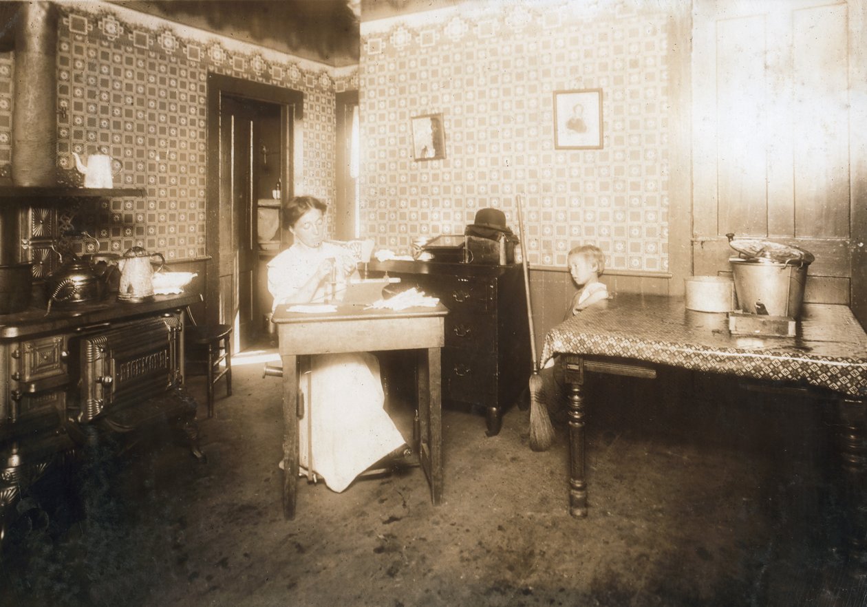 Nainen työntää harjaksia hammasharjoihin keittiössään, n. 1912 tekijältä Lewis Wickes Hine