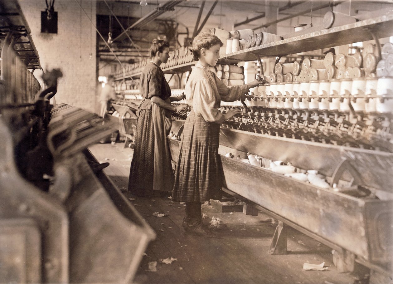 Naiset työskentelevät raskaana olemisesta huolimatta, pubissa Globe Cotton Mill, Augusta, Georgia. 1909 (syväpaino) tekijältä Lewis Wickes Hine