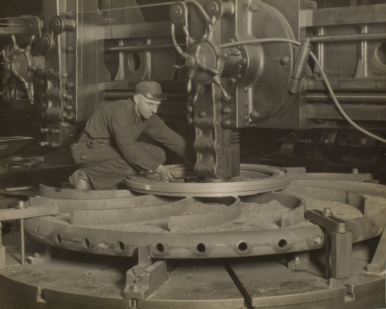 Työntekijä hiomakoneella tekijältä Lewis Wickes Hine