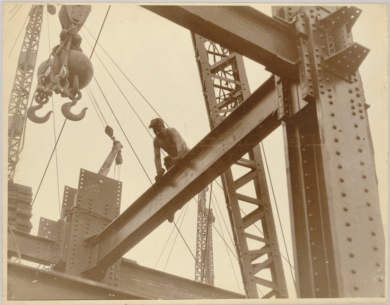 Työntekijät Empire State Buildingissa, n. 1930 tekijältä Lewis Wickes Hine