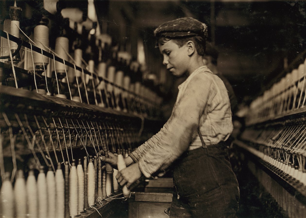 Nuori poika työskentelee Dofferina Globe Cotton Millissa, Augusta, Georgia, USA, n. 1909 tekijältä Lewis Wickes Hine