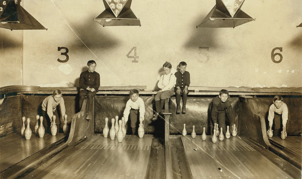 Nuoret pojat pystyttävät keilat Arcade-keilaradalle myöhään yöllä, Trenton, New Jersey, USA, n. 1909 tekijältä Lewis Wickes Hine