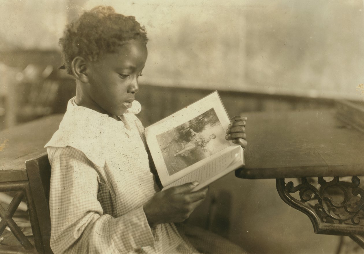 Nuori tyttö lukee kirjaa luokkahuoneessa, Pleasant Green School, Marlinton, Pocahontas County, Länsi-Virginia, USA, n. 1921 tekijältä Lewis Wickes Hine