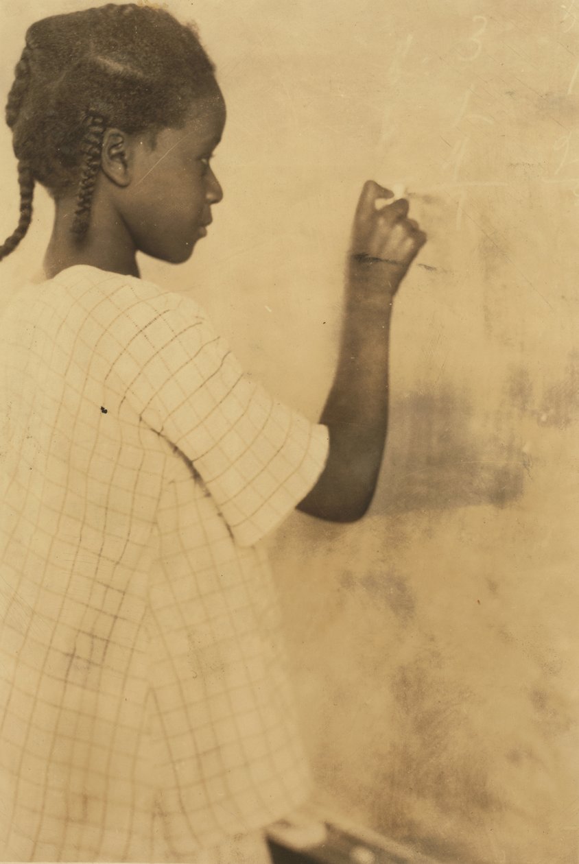 Nuori tyttö kirjoittaa liitutaululle luokkahuoneessa, Pleasant Green School, Marlinton, Pocahontas County, Länsi-Virginia, USA n. 1921 (seepiakuva) tekijältä Lewis Wickes Hine