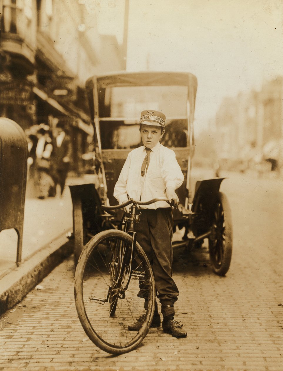 Nuori teinipoika, joka työskentelee Postin telegrafiikkayrityksen Messengerinä, Wilmington, Delaware, USA, n. 1910 tekijältä Lewis Wickes Hine
