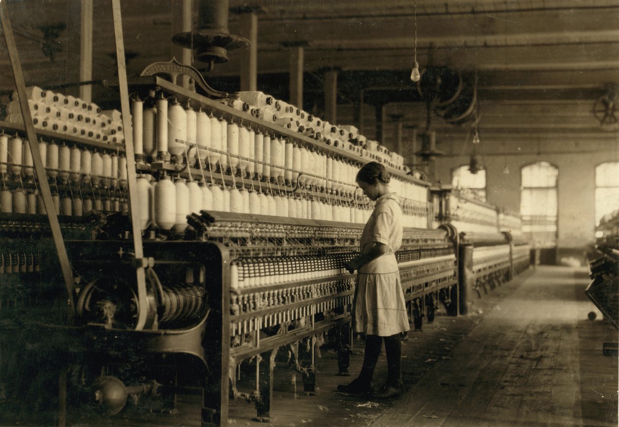 Nuori teini-ikäinen tyttö työskentelee kehräjänä Cotton Millissa, West, Texas, USA, n. 1913 tekijältä Lewis Wickes Hine