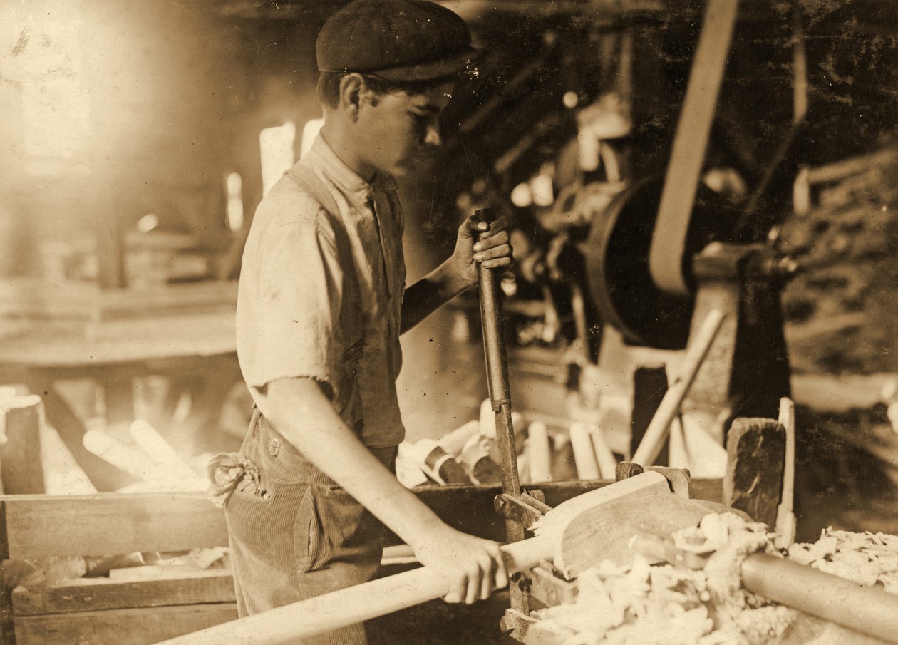 Nuori poika työpajassa n.1936 tekijältä Lewis Wickes Hine