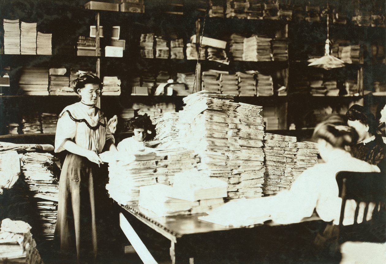 Nuoret naiset lajittelevat papereita varastossa, noin 1905. tekijältä Lewis Wickes Hine