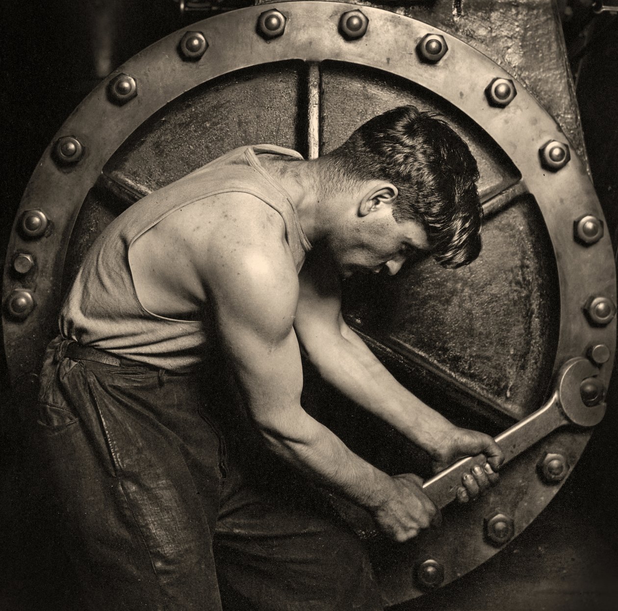 lähikuva höyrypumpun parissa työskentelevästä voimalaitoksen mekaanikosta n. 1920 (kuva) tekijältä Lewis Wickes Hine