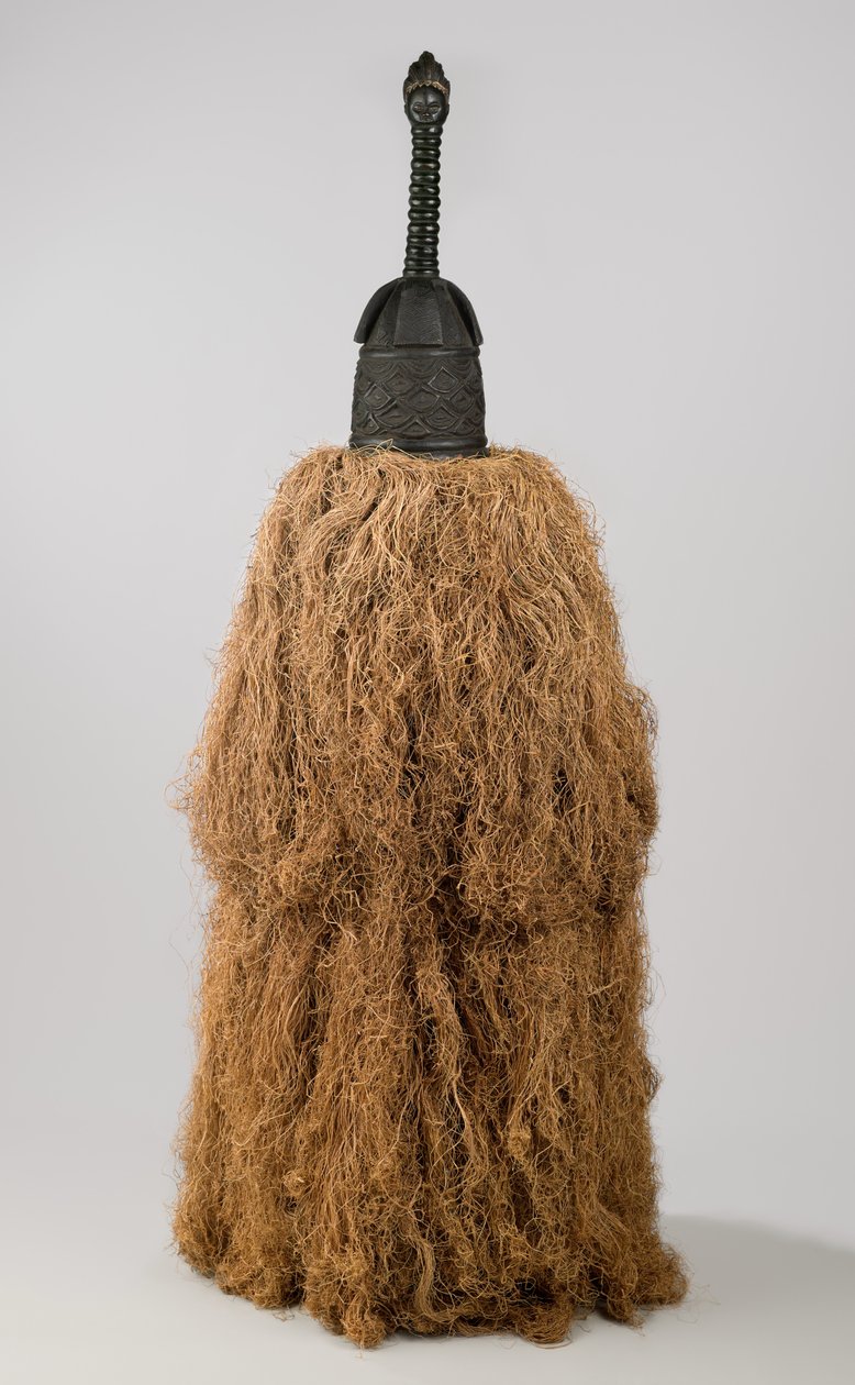 Kypäränaamio (Gbetu) Raffia-asulla, Gola, 1900-luku (puu, pigmentti, metalli, raffia) tekijältä Liberian Liberian