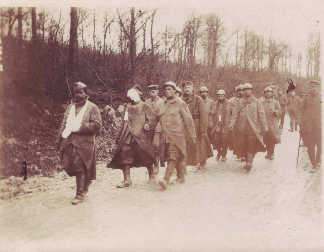 Helmikuu 1917 - Verdun-Front ranskalaiset vangit haavoittuivat saksalaisten sotilaiden saattamana takaisin tekijältä Unbekannt Unbekannt