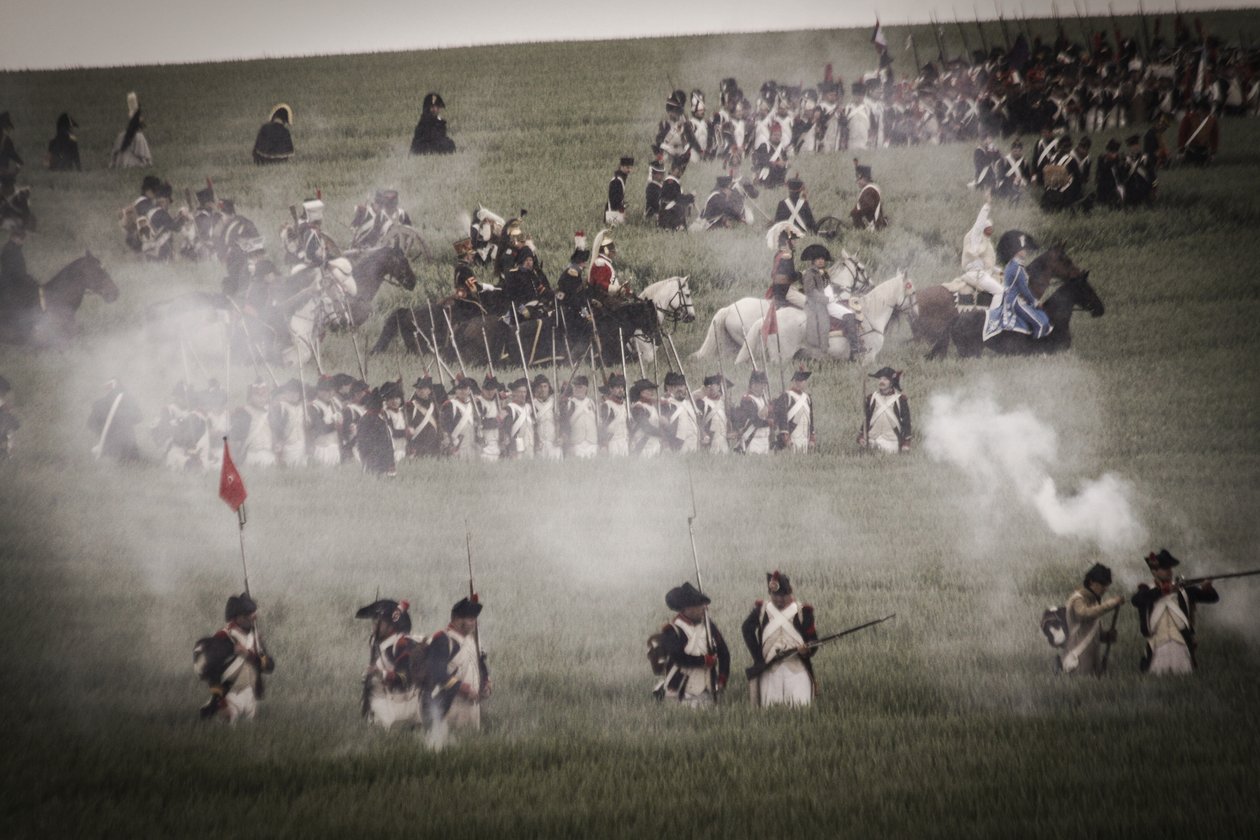 Historiallinen esitys: Jalkaväki, kirasirit ja Ranskan armeijan upseerit taistelukentällä, Napoleonin sodat tekijältä Unbekannt Unbekannt