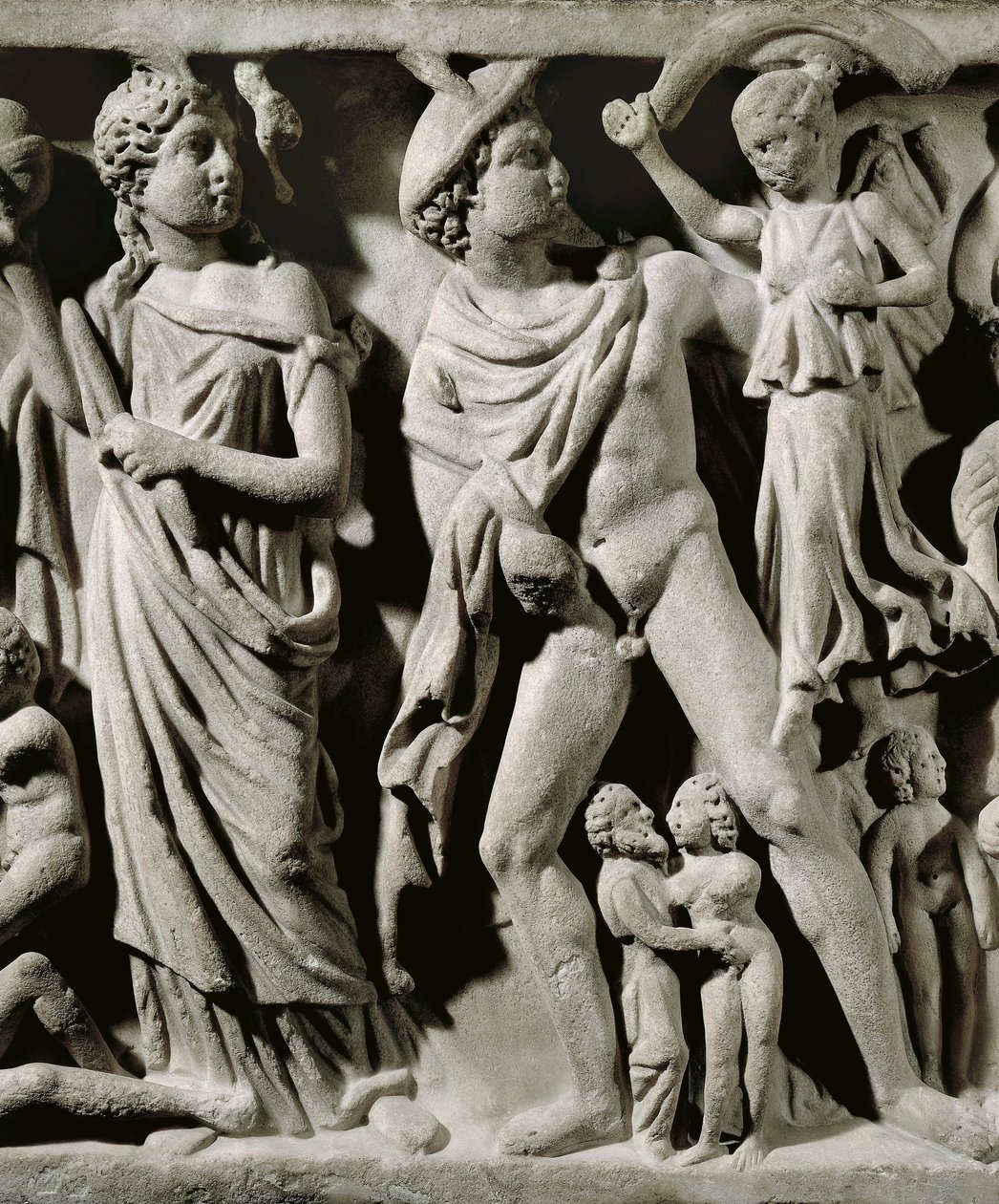 Marmorisarkofagi, Relief, joka kuvaa Prometheuksen myyttiä, yksityiskohtaa, Hermestä ja yhtä Parcaesta tai kohtaloista, Arlesista tekijältä Unbekannt Unbekannt