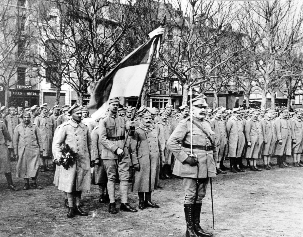 Puolalaiset "sinisen armeijan" sotilaat valmistautuvat voittomarssiin Pariisissa tekijältä Unbekannt Unbekannt
