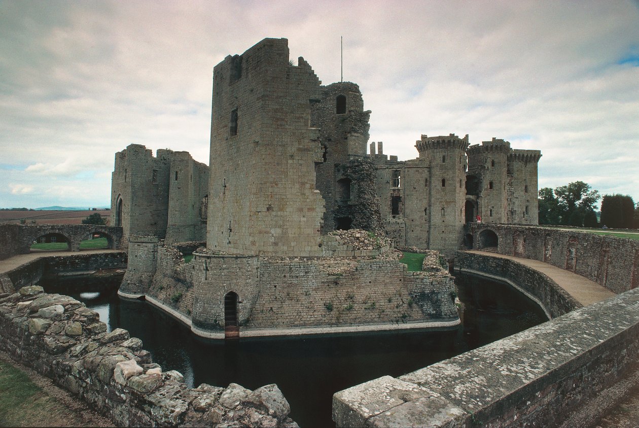 Raglan Castle, Monmouthshire, Etelä-Wales, Iso-Britannia (kuva) tekijältä Unbekannt Unbekannt