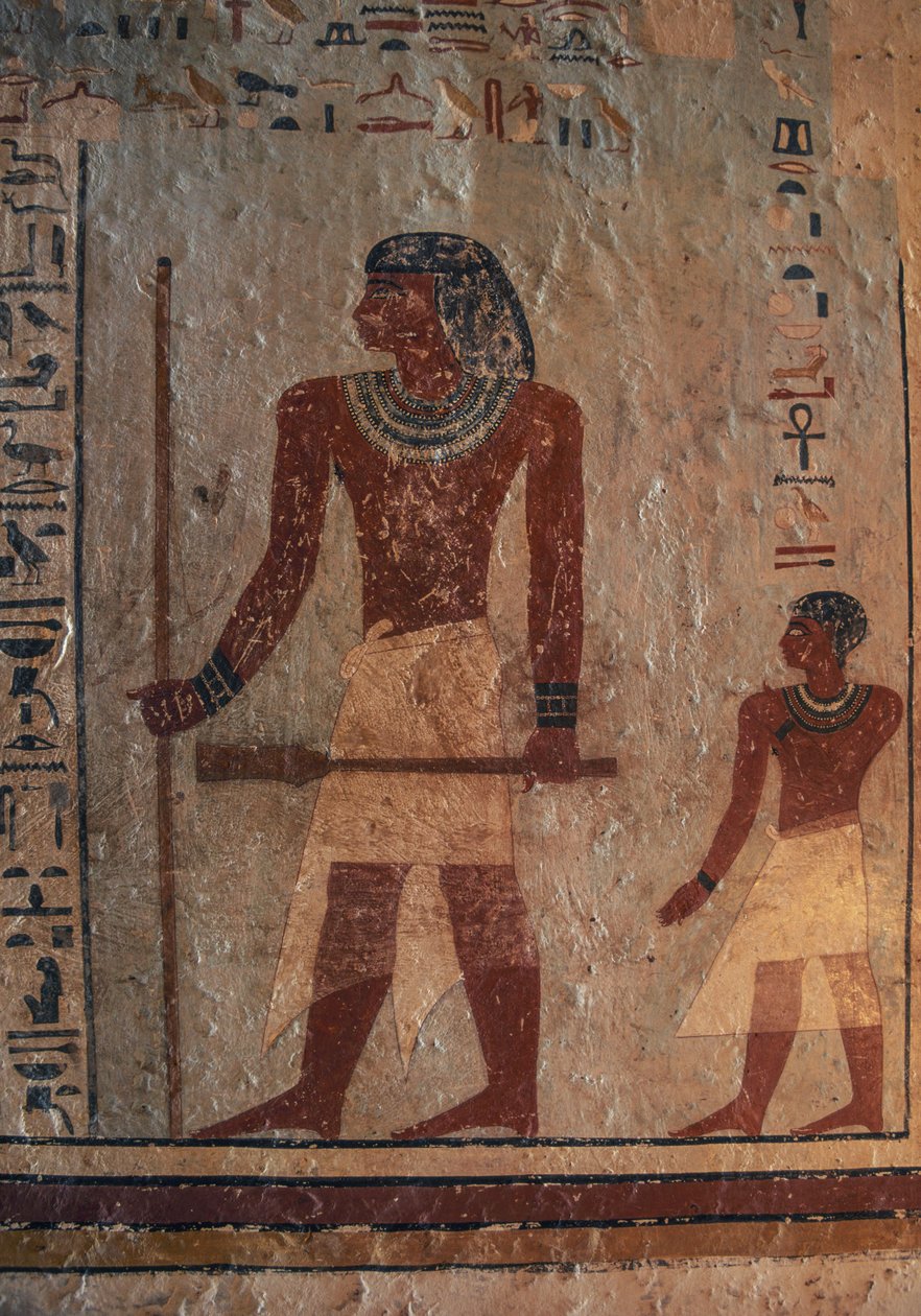 Sarenput, pitelee ruokoa ja Sekhem-valtikka, jonka jälkeen hänen poikansa Ankhu, seinämaalaus, Sarenput II:n hauta, Qubbet el-Hawan hautausmaa, lähellä Assuania, Egypti, Egyptin sivilisaatio, Keski-Britannia tekijältä Unbekannt Unbekannt
