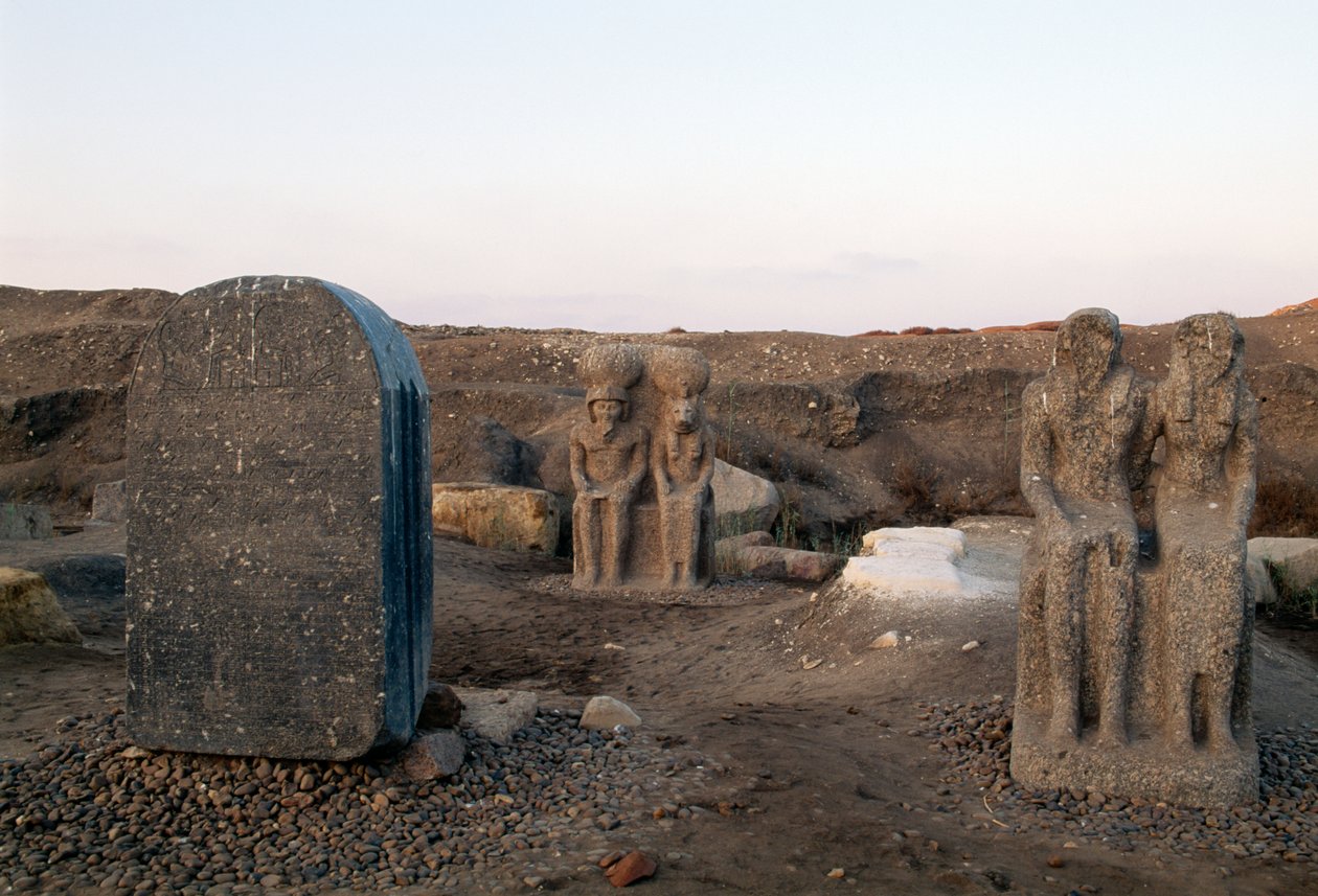 Patsaat, jotka kuvaavat kahta jumaluutta, arkeologiset kaivaukset Butossa (Tell el-Farain), Egypti, egyptiläinen sivilisaatio tekijältä Unbekannt Unbekannt