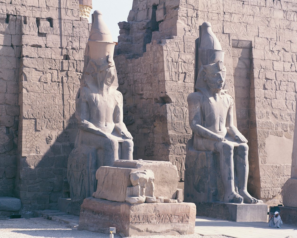 Luxorin temppeli, Ramses II:n pylväs, kaksi valtavaa kuninkaan patsasta tekijältä Unbekannt Unbekannt