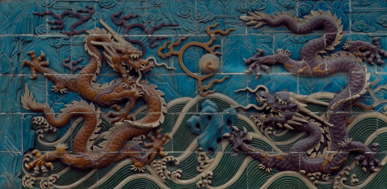Kaksi lohikäärmeistä leikkii liekeillä helmillä, monivärinen lasitettu majolika, yksityiskohta Nine-Dragon Wallista, Beihai Park, Peking, Kiina. Kiinan sivilisaatio tekijältä Unbekannt Unbekannt