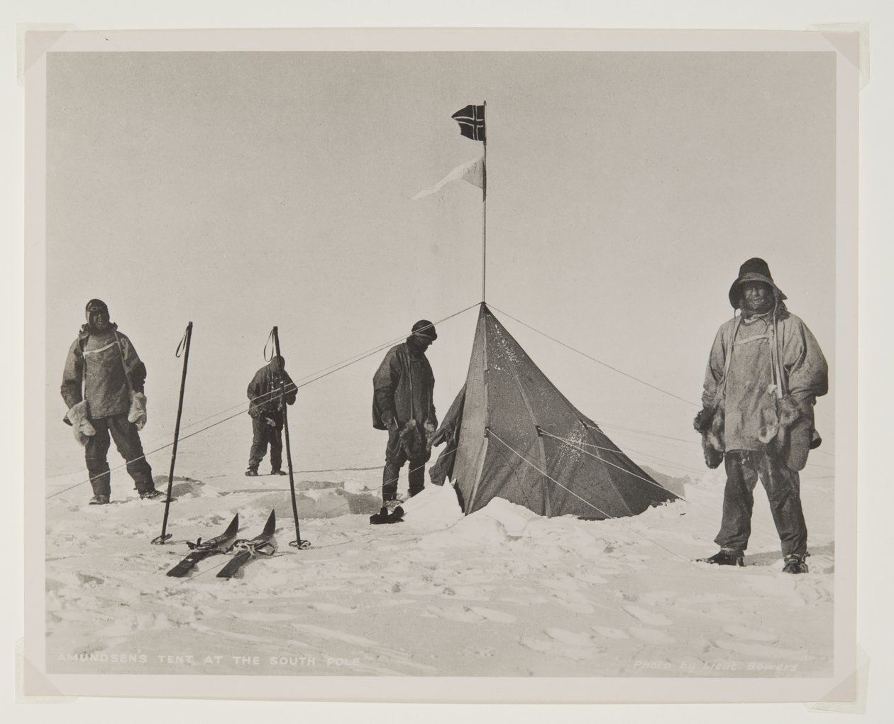 Amundsenin teltta etelänavalla (bromidiprintti) tekijältä Lieutenant Henry Robertson  Bowers