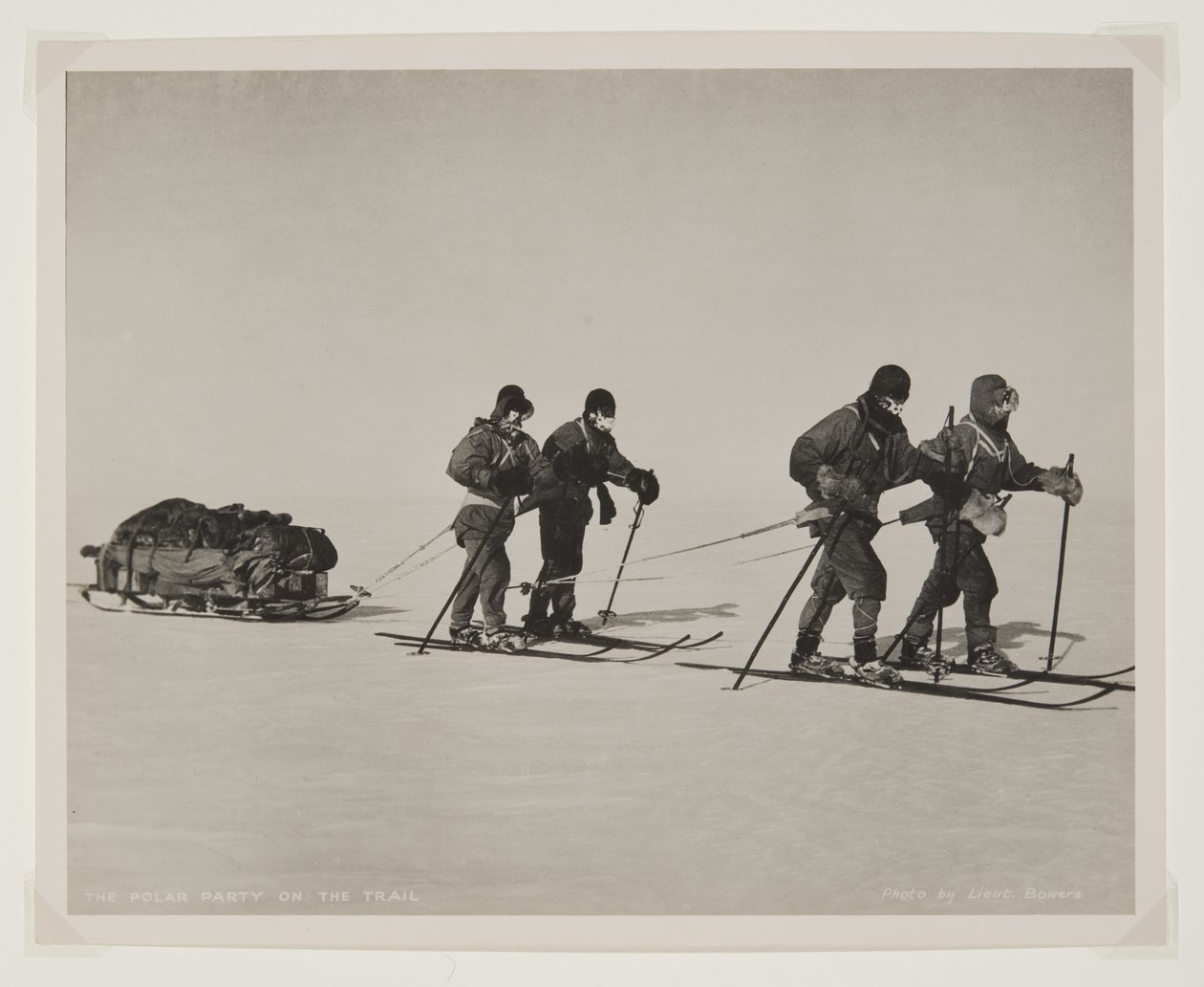 Polar Party on the Trail (bromidiprintti) tekijältä Lieutenant Henry Robertson Bowers