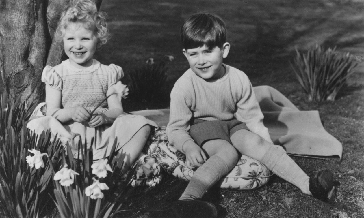 Prinssi Charles ja prinsessa Anne lapsina Balmoralissa, 28. syyskuuta 1952. tekijältä Lisa Sheridan
