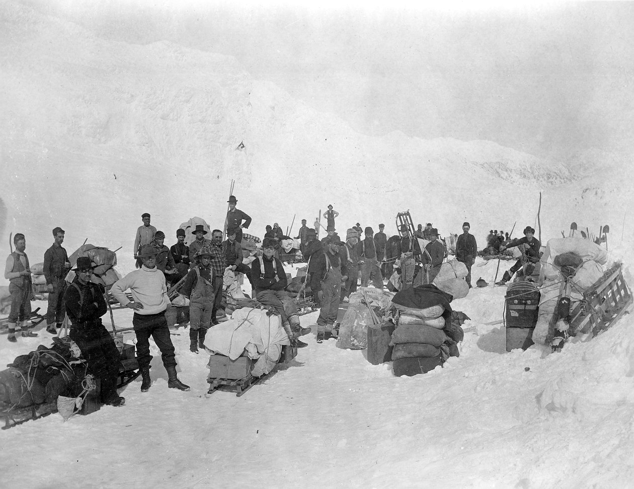 Kullanetsijöitä Chilkoot-solan huipulla, Alaska, 1897. tekijältä Lloyd Valentine and Pond, Edwin Percy Winter