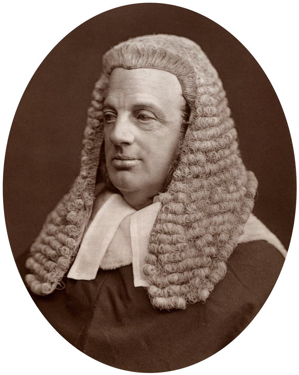 Oikealla Sir William Baliol Brett, muutoksenhakutuomioistuimen tuomari, 1877. tekijältä Lock and Whitfield