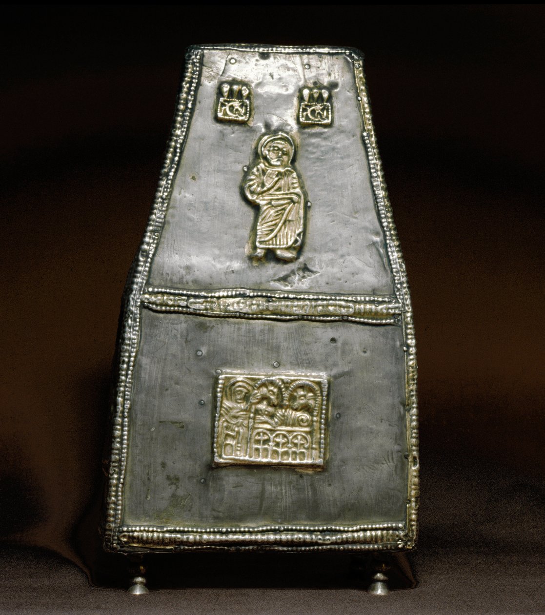 Keskiajan arkeologia (keskiaika). Barbarian Art of Lombardy: Hopealaatikko pyhäinjäännösten vastaanottamiseen (relikviaari). Lombard-taide, 8.-9. vuosisadat. Raha. Cividale del Friuli, Chretien-museo, katedraalin aarre tekijältä Lombard School