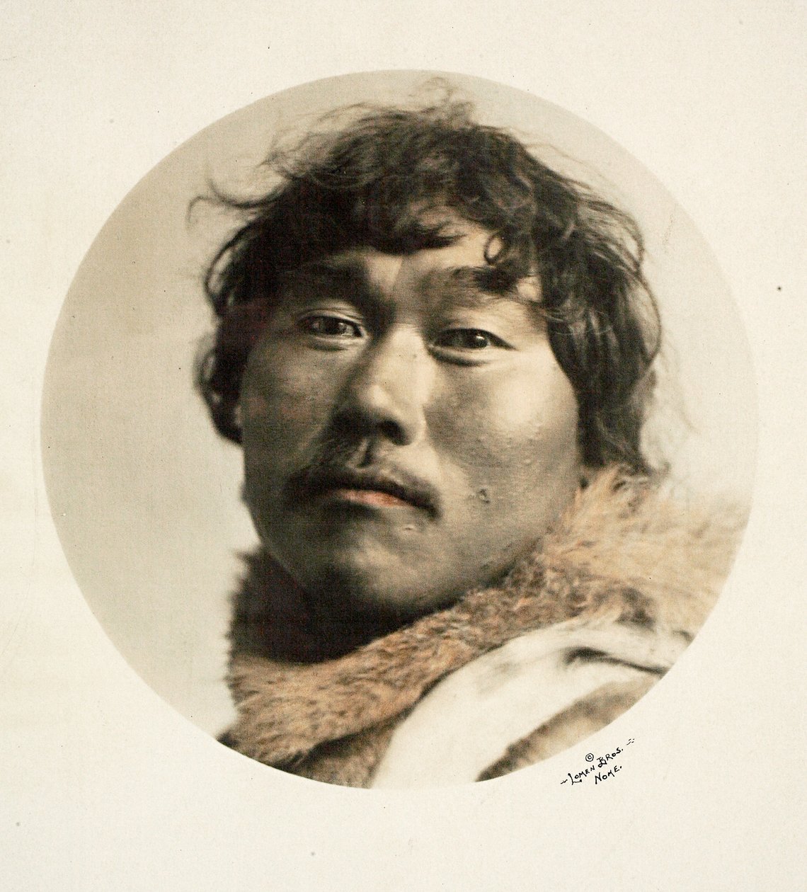 Mies, Alaska (käsinvärinen hopeagelatiiniprintti) tekijältä Lomen Brothers