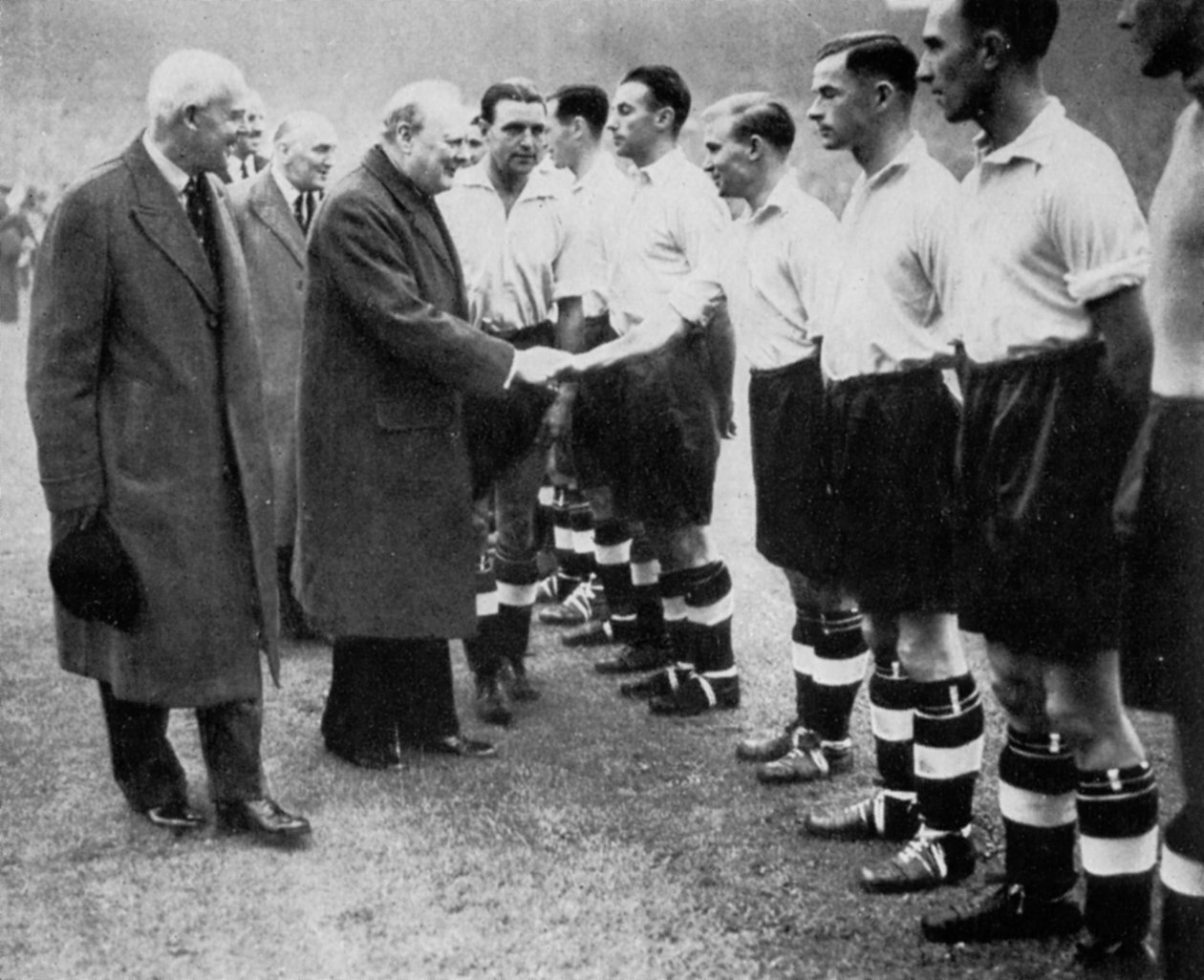 Winston Churchill tervehtii Englannin jalkapallomaajoukkuetta, Wembley, Lontoo, lokakuu 1941. tekijältä London News Agency