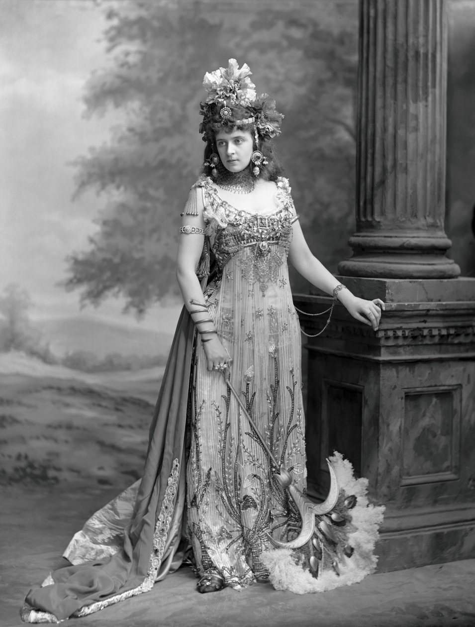 Rouva Algernon Bourke 1870-1967, os. Guendoline Irene Emily Sloane-Stanley..., 1897. tekijältä London . Photo studio Lafayette
