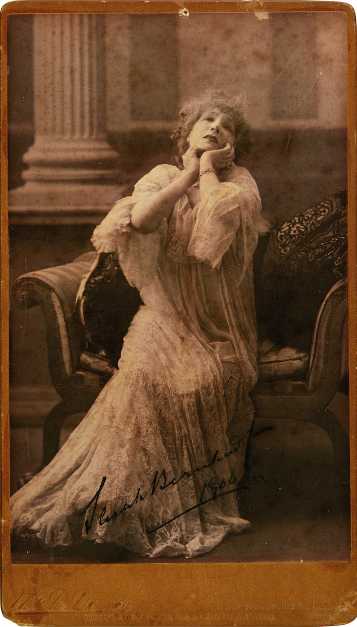 Sarah Bernhardtin muotokuva 1844-1923, 1906. tekijältä London . Photo studio W. and