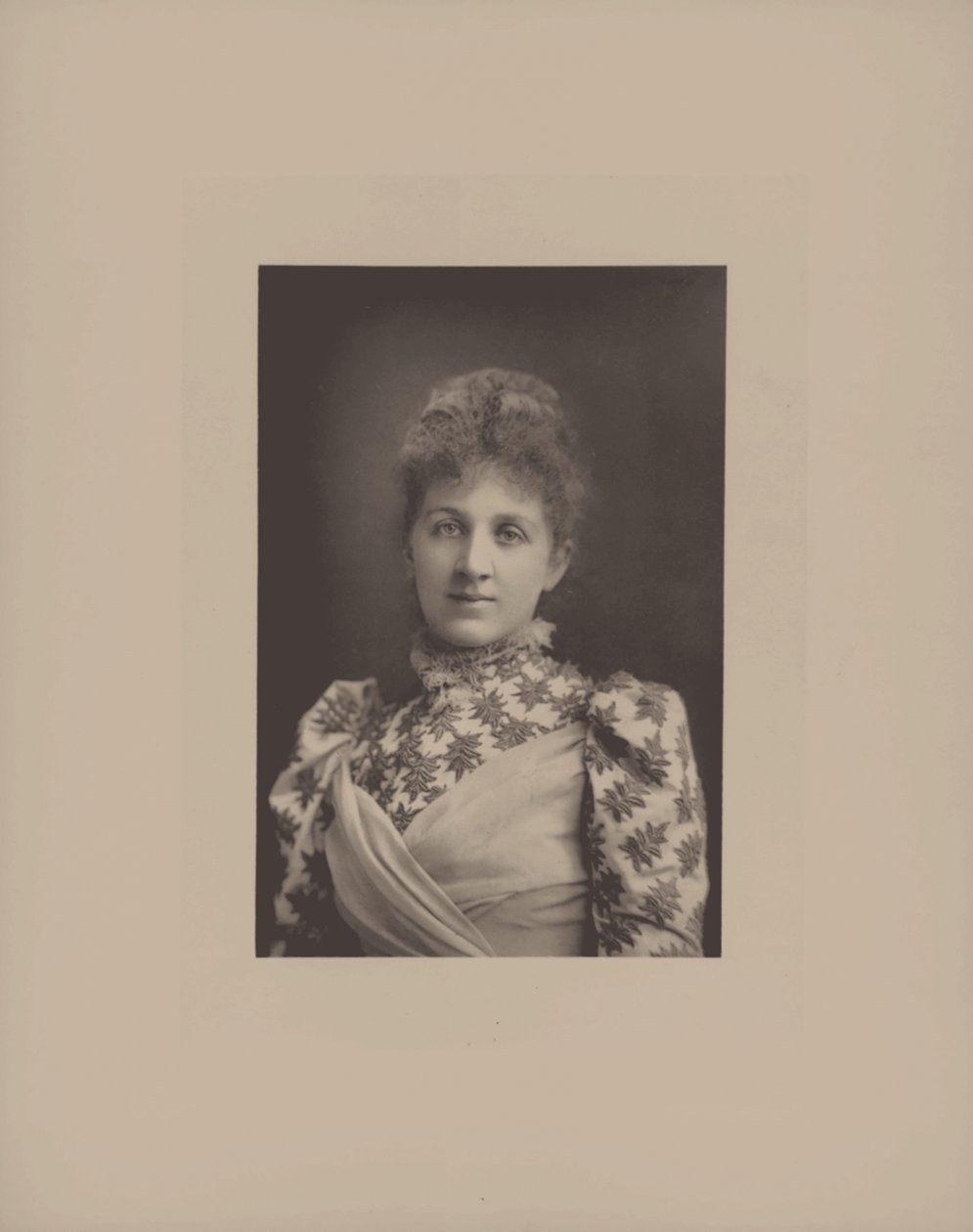 Pianisti ja säveltäjä Liza Lehmannin muotokuva 1862-1918. tekijältä London . Photo studio W. and