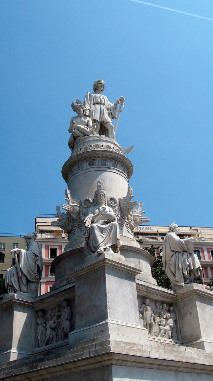 Muistomerkki merenkulkija Christopher Columbuksen (Cristoforo Colombo) kunniaksi. Lorenzo Bartolinin (1777-1850) marmoriveistos. Piazza Acquaverde Genes (Genova) Italia tekijältä Lorenzo Bartolini