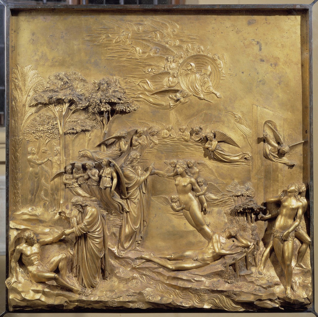 Aadamin elämän historia: Aadamin syntymä, Eevan luominen ja Aadam ja Eeva metsästävät paratiisista. Paratiisin oven alkuperäinen paneeli tekijältä Lorenzo Ghiberti