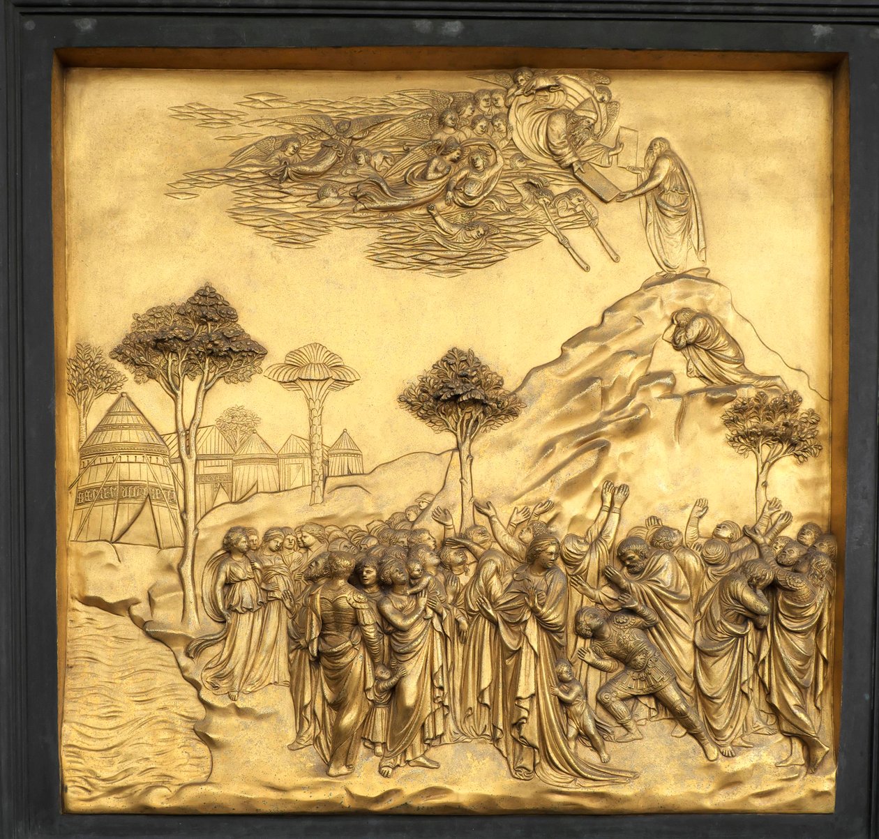 Mooses vastaanottaa lain taulut, reliefi, Baptisteriumin paratiisin portti, 2015 (kuva) tekijältä Lorenzo Ghiberti