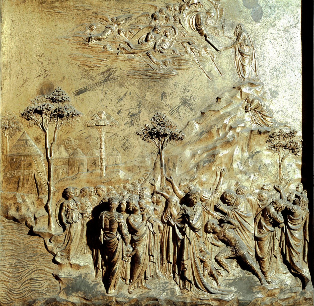 Mooses vastaanottaa lain taulukot Paratiisin portin alkuperäinen paneeli (baptisteren itäinen portti), kunnostuksen jälkeen. Kultapronssi, Lorenzo Ghiberti (1378-1455) tekijältä Lorenzo Ghiberti