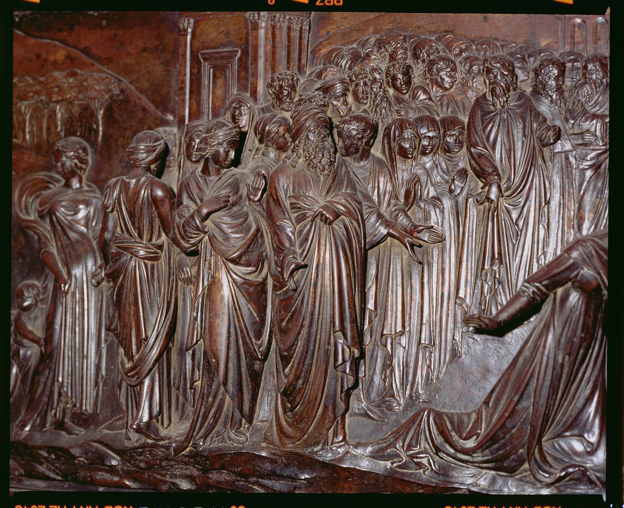 Pyhän Zenobiuksen pyhäkkö, yksityiskohta väkijoukosta Strozzi-pojan ihmeestä, n.1432-42, pronssi yksityiskohta 97641:stä tekijältä Lorenzo Ghiberti
