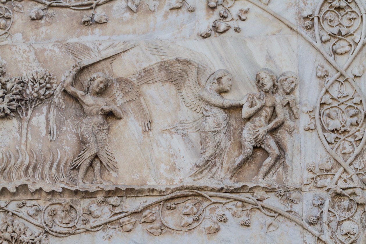 Karkotettu Eedenistä, yksityiskohta Stories of Genesisistä, Lorenzo Maitanin (ennen 1275-1330) bareljeefit, ensimmäinen pilari, Orvieton katedraalin sivujulkisivu, Umbria, Italia tekijältä Lorenzo Maitani