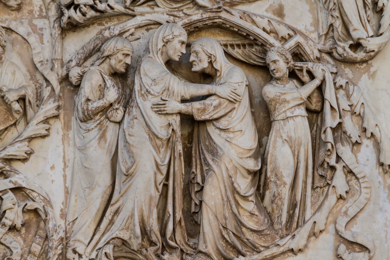 Maria Elisabetin luona, yksityiskohta kohtauksista Kristuksen elämästä, tarinoita Uudesta testamentista, Lorenzo Maitanin (ennen 1275-1330) bareljeefit, kolmas pilari, Orvieton katedraalin julkisivu, Umbria, Italia tekijältä Lorenzo Maitani