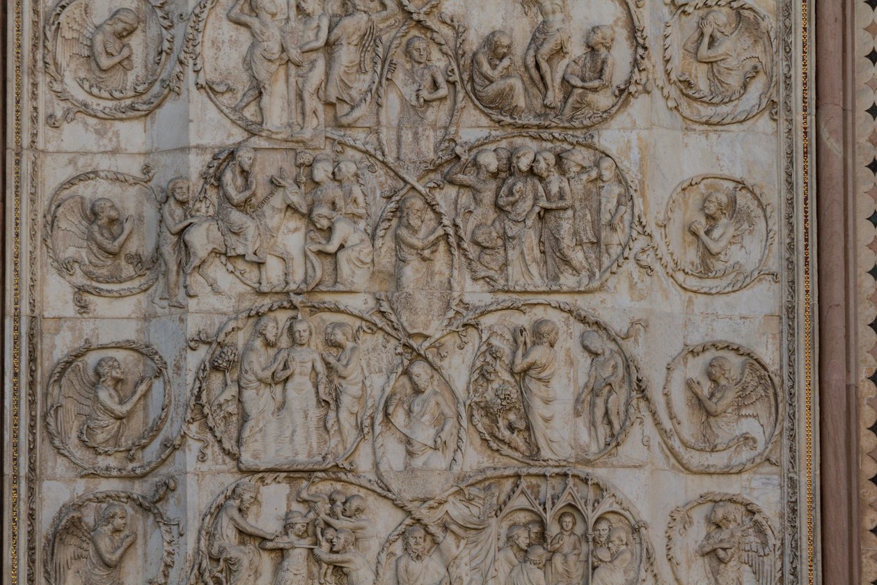 Kohtauksia Kristuksen elämästä, tarinoita Uudesta testamentista, Lorenzo Maitanin (ennen 1275-1330) bareljeefit, kolmas pilari, Orvieton katedraalin julkisivu, Umbria, Italia tekijältä Lorenzo Maitani
