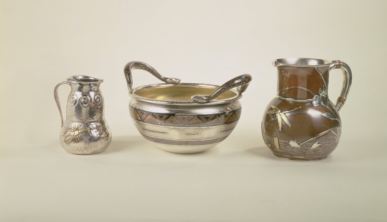 Huonekalut ja erilaiset esineet 1100- ja 1300-luvuilta tekijältä Louis Comfort Tiffany